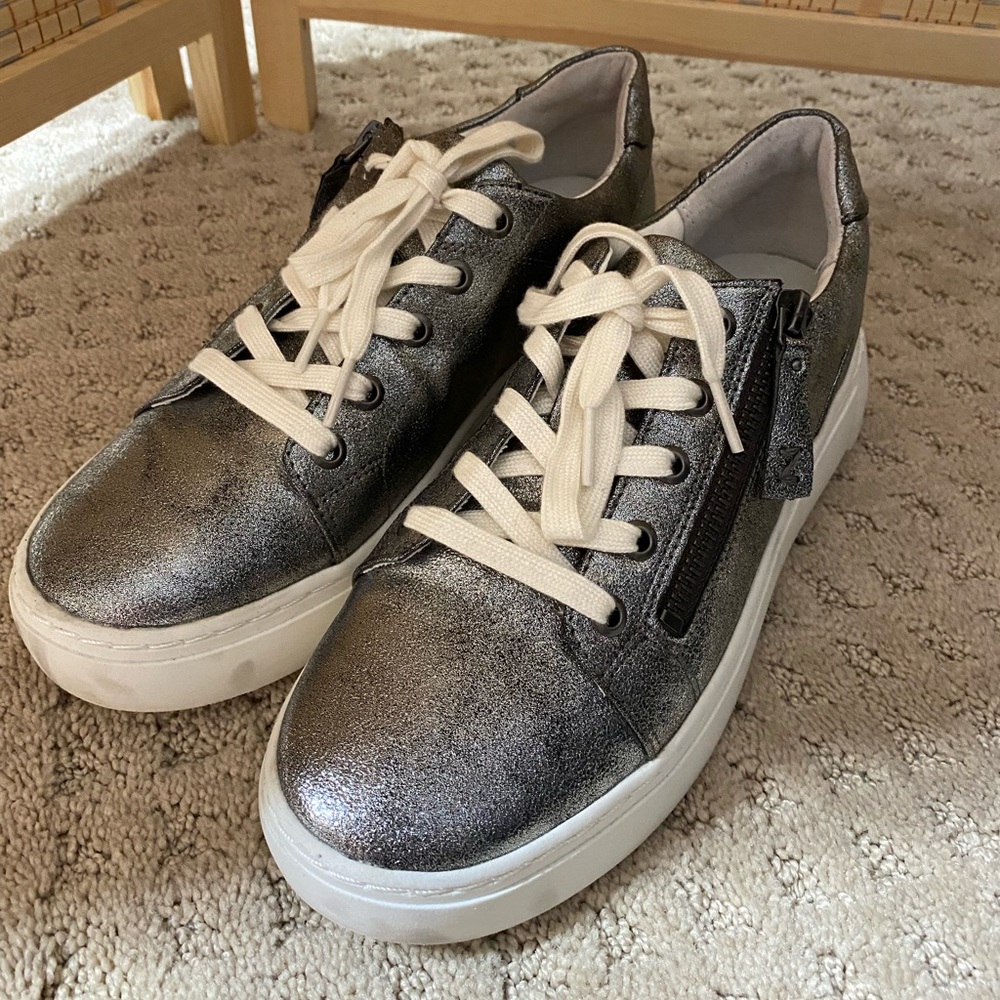 🎉 Zodiac Women’s 8 pewter/silver sneakers. Like new! Only tried on!